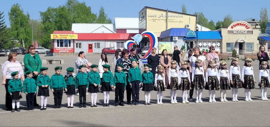 На центральной площади посёлка прошёл районный конкурс смотр строя и песни "Весна Победы"