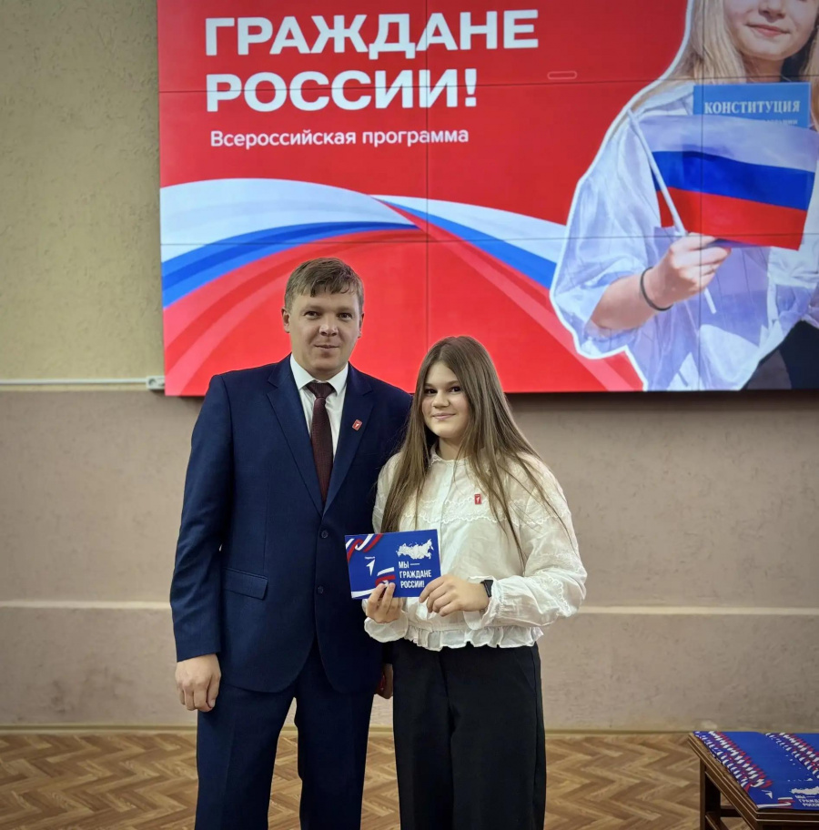 Глава района Андрей Кушнарёв присоединился к Всероссийскому проекту «Мы — граждане России» Глава района Андрей Кушнарёв присоединился к Всероссийскому проекту «Мы — граждане России»